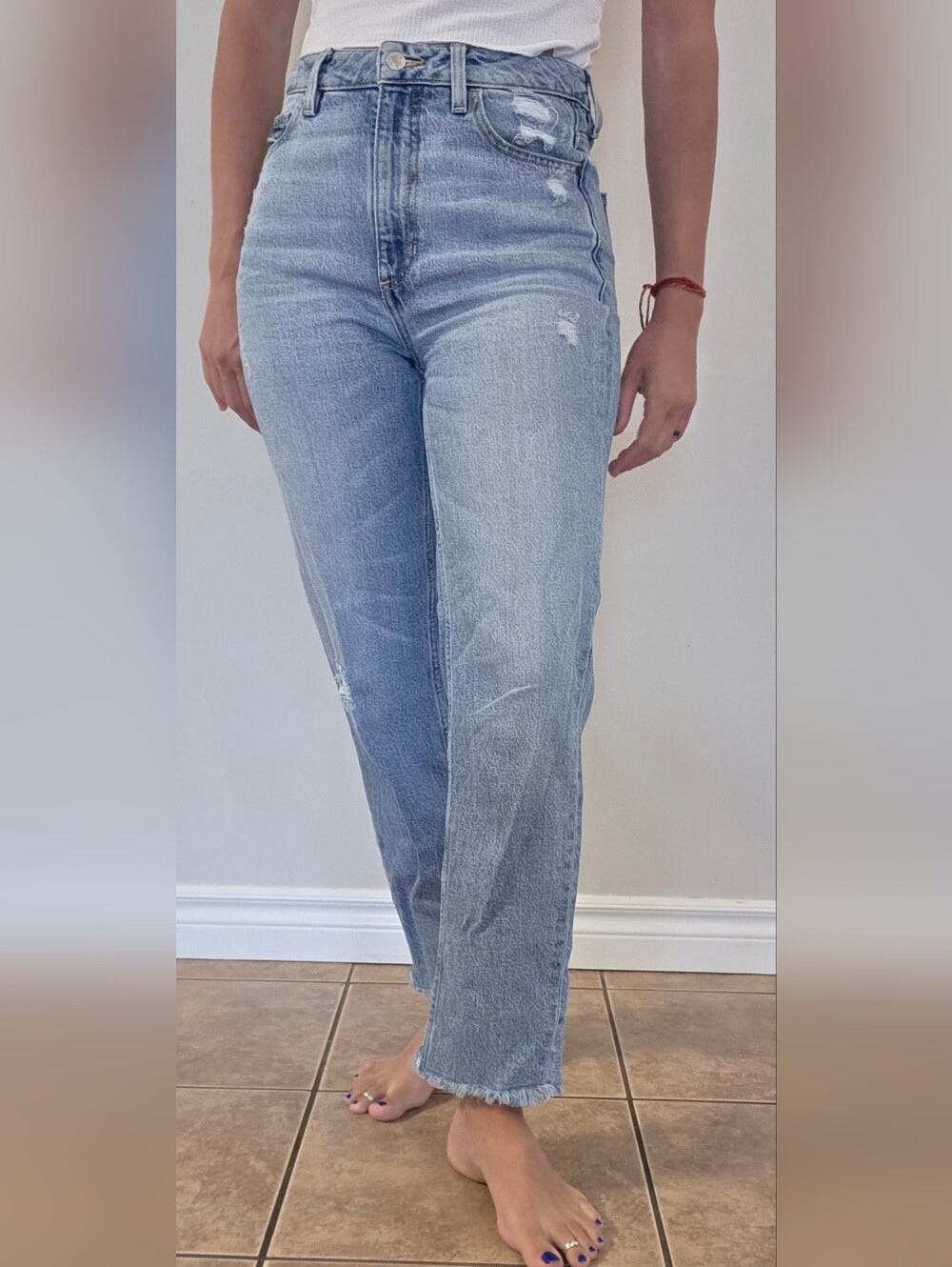 Guess High-Waist Light Blue Straight Leg Women's Jeans. SIZE 26
